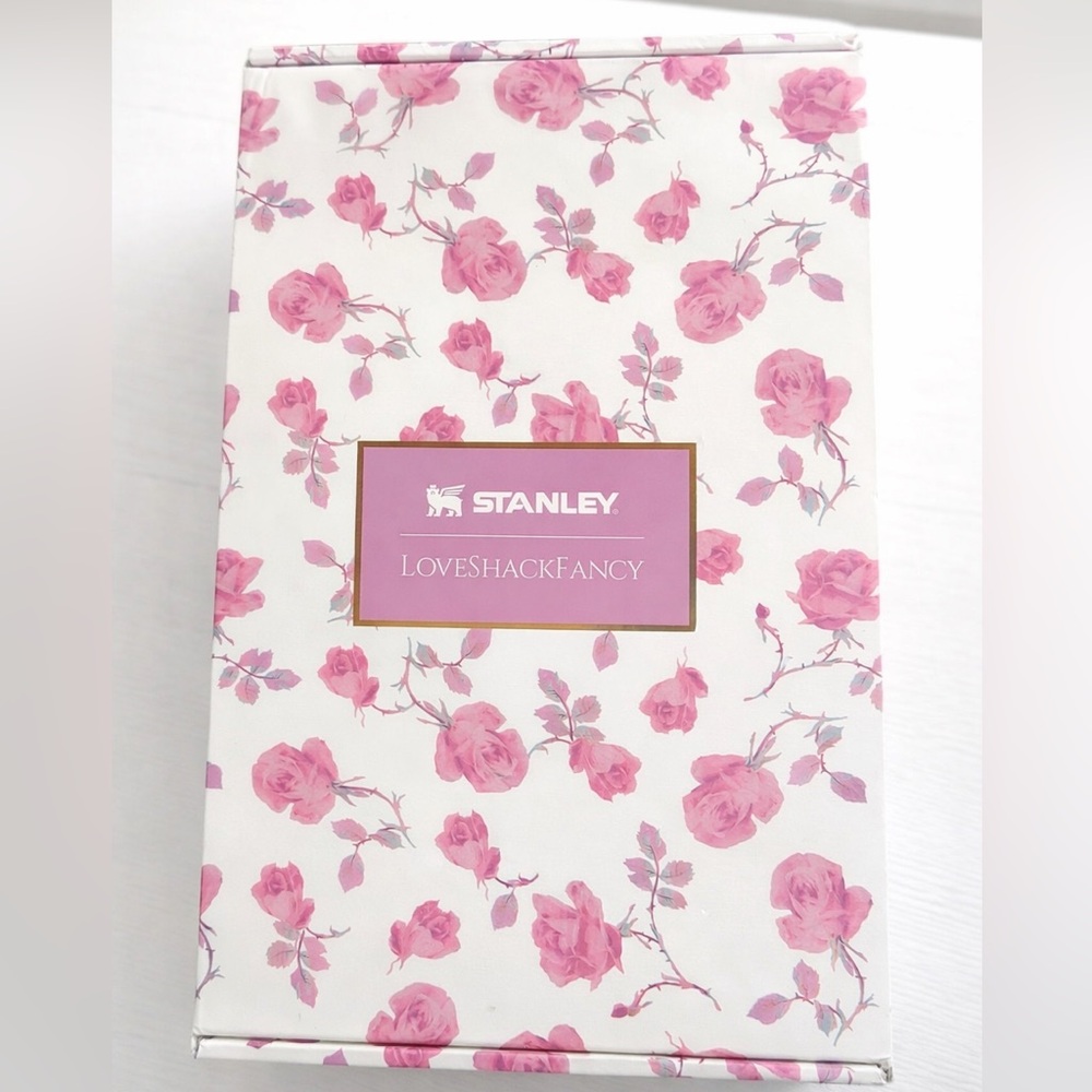 Stanley x LoveShackFancy 40oz Quencher H2.0 Ribbon Rosa Tumbler - Picture 4 of 5